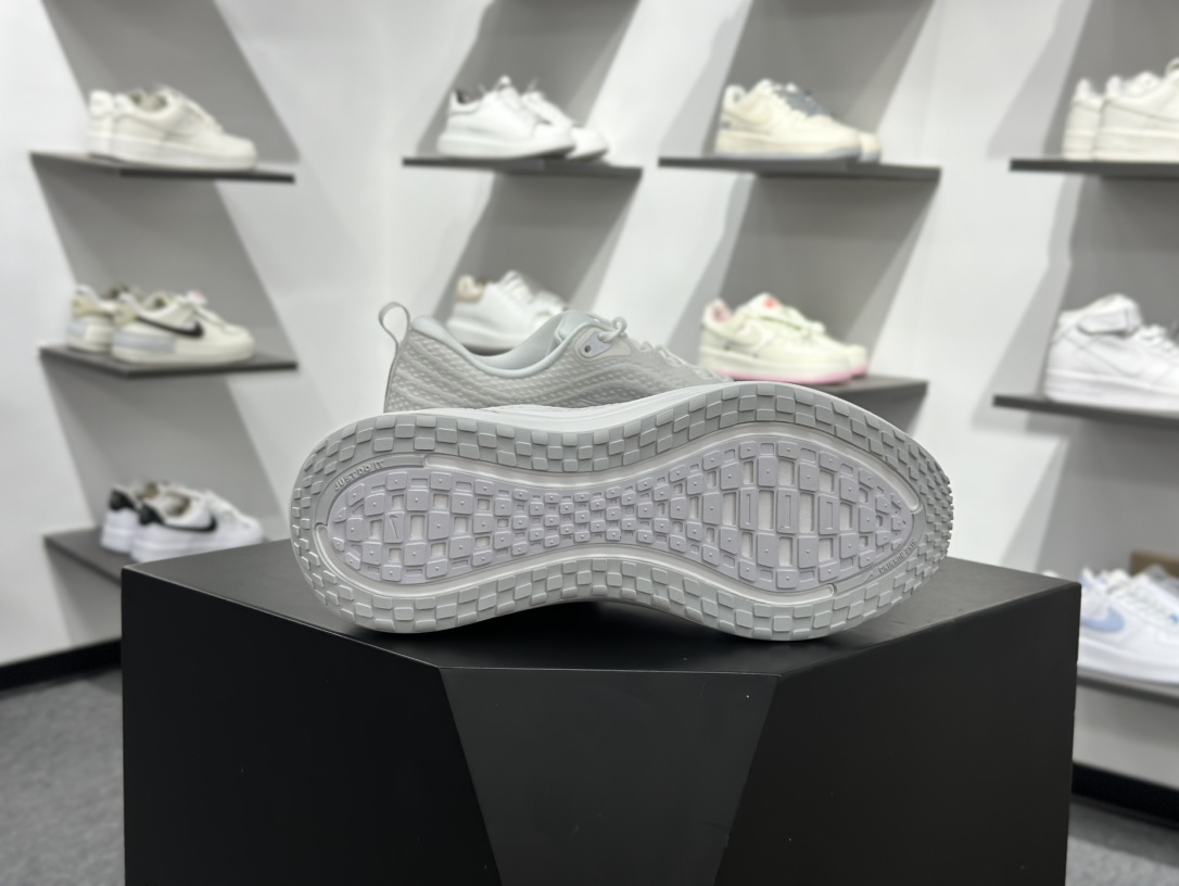 180 Nike VOMERO PLUS RUN 耐克 舒适减震防滑 低帮跑步鞋 HV8154-102