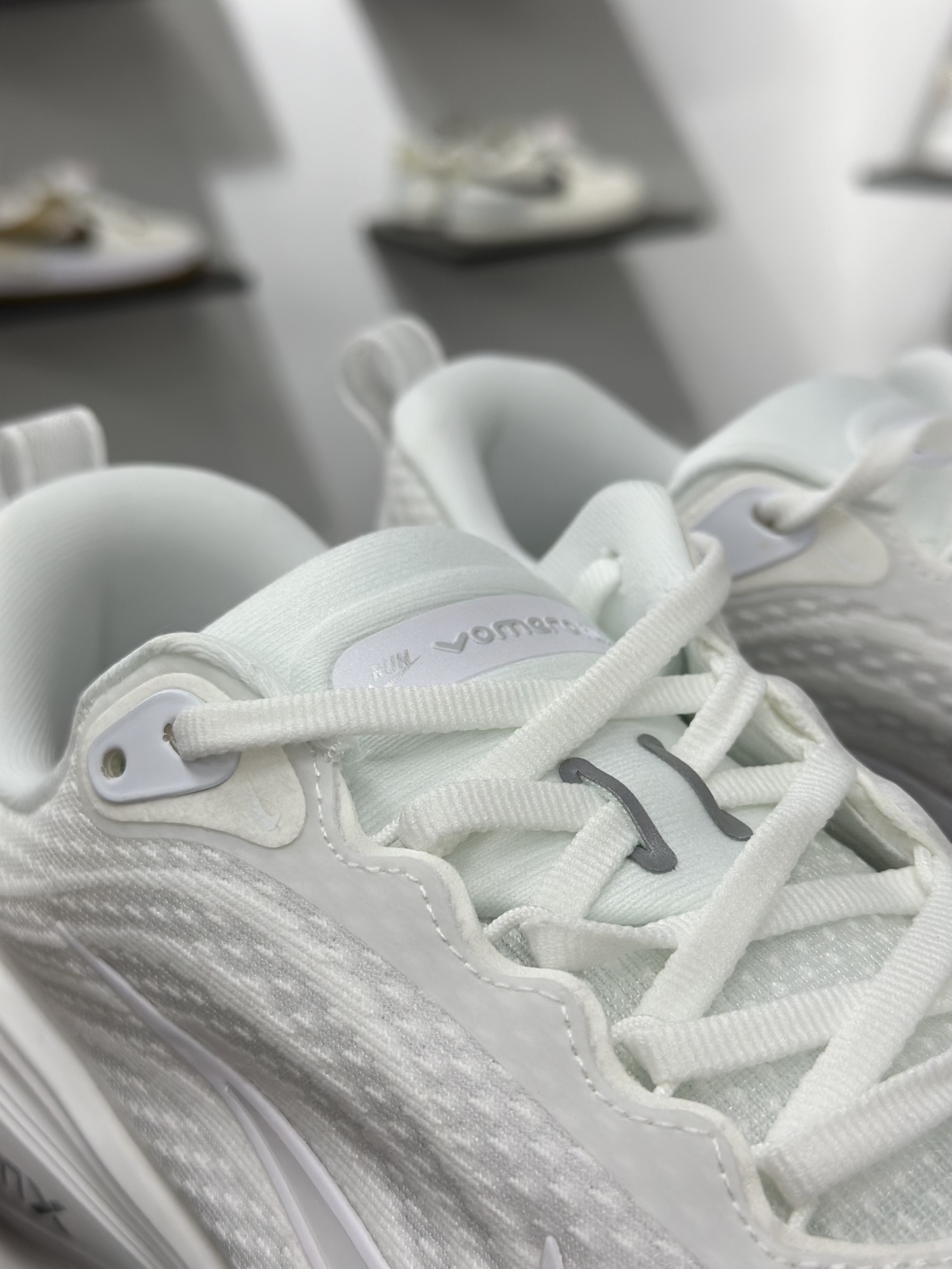 180 Nike VOMERO PLUS RUN 耐克 舒适减震防滑 低帮跑步鞋 HV8154-102