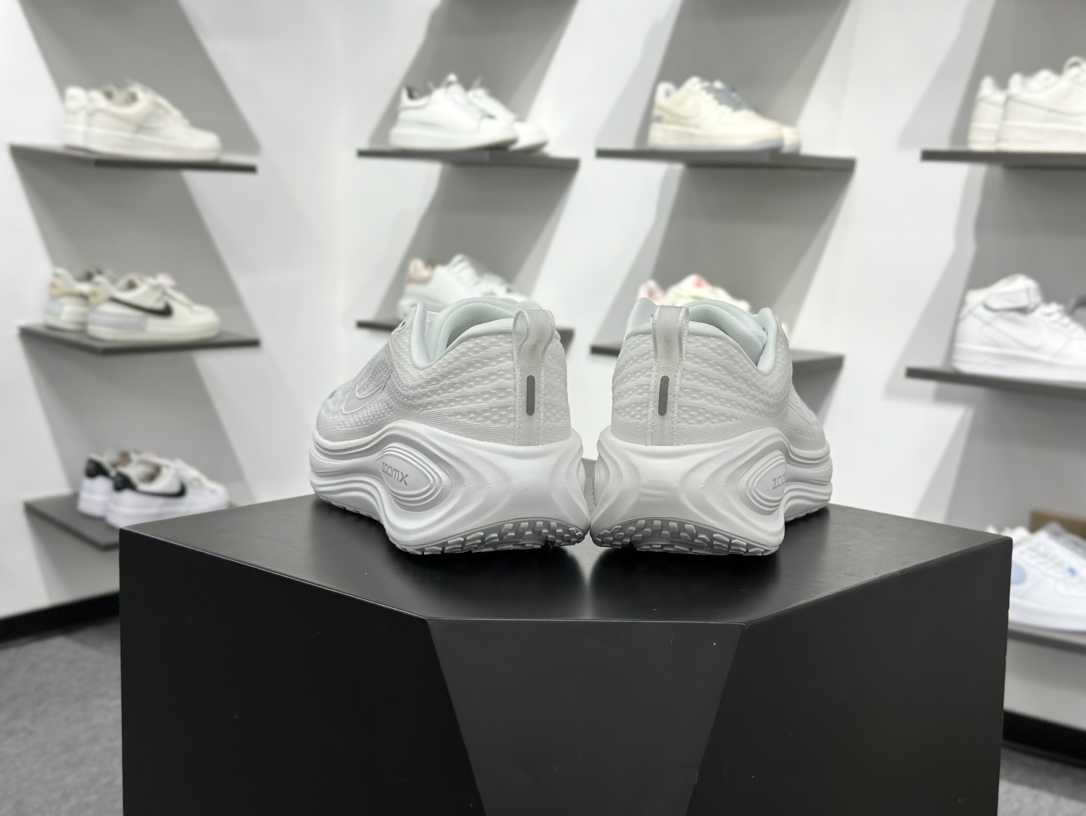 180 Nike VOMERO PLUS RUN 耐克 舒适减震防滑 低帮跑步鞋 HV8154-102