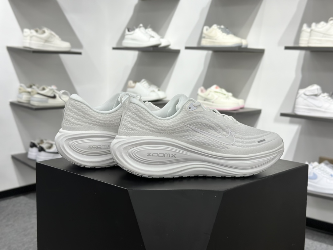 180 Nike VOMERO PLUS RUN 耐克 舒适减震防滑 低帮跑步鞋 HV8154-102