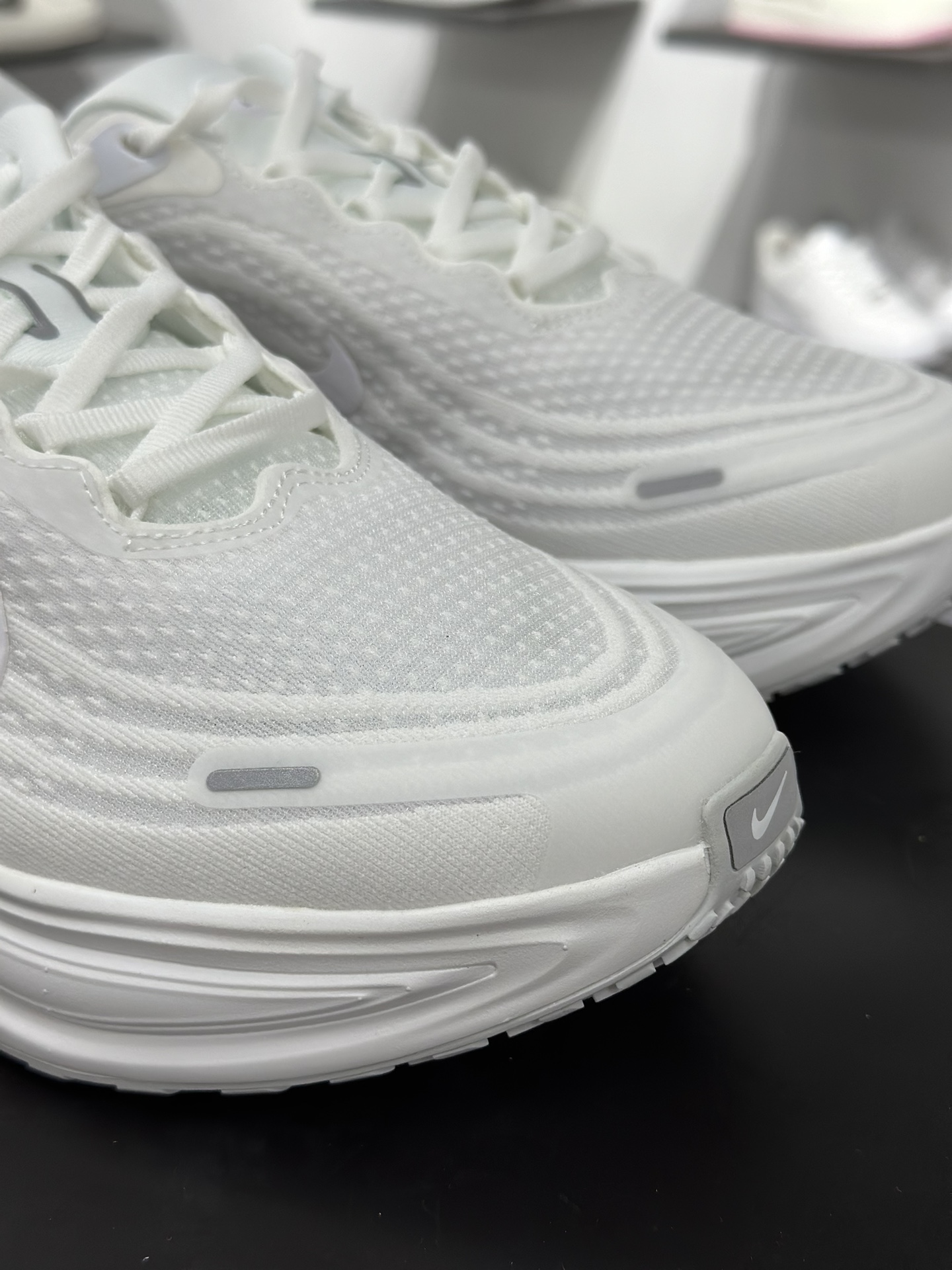 180 Nike VOMERO PLUS RUN 耐克 舒适减震防滑 低帮跑步鞋 HV8154-102