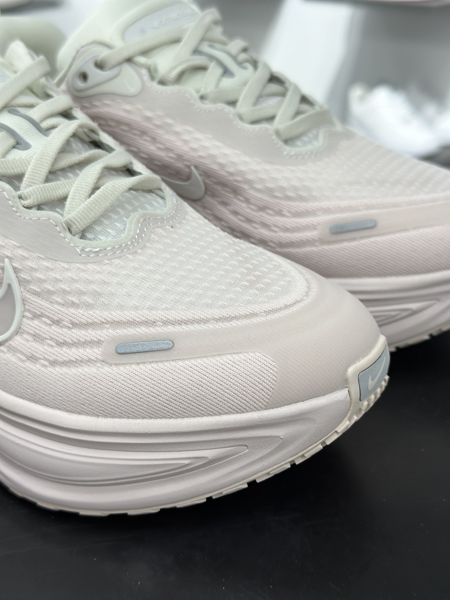 180 Nike VOMERO PLUS RUN 耐克 舒适减震防滑 低帮跑步鞋 HV8154-603