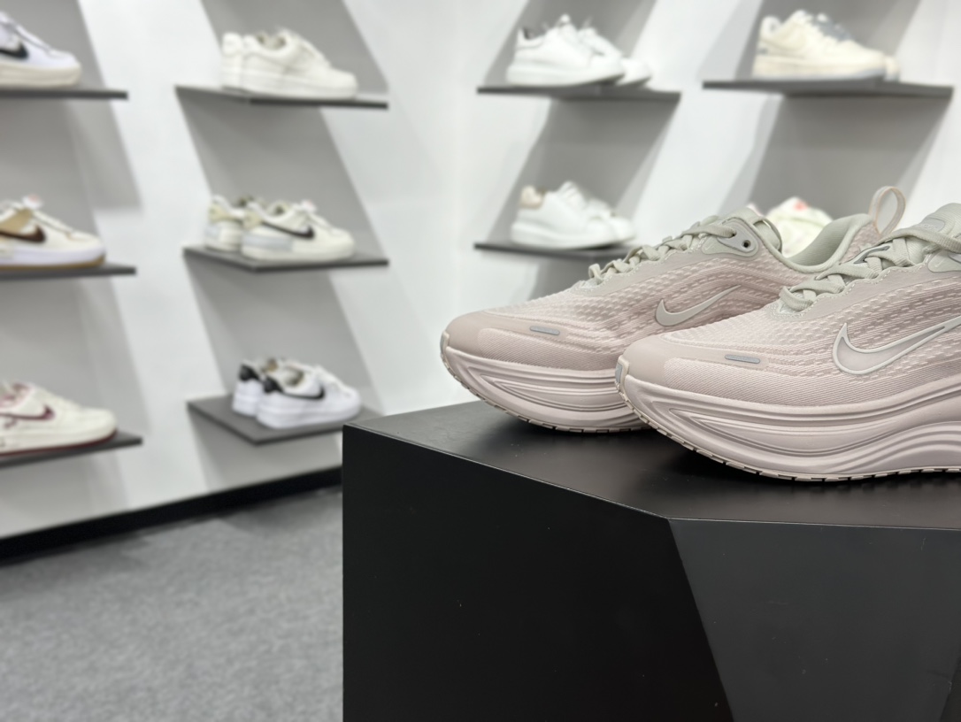 180 Nike VOMERO PLUS RUN 耐克 舒适减震防滑 低帮跑步鞋 HV8154-603