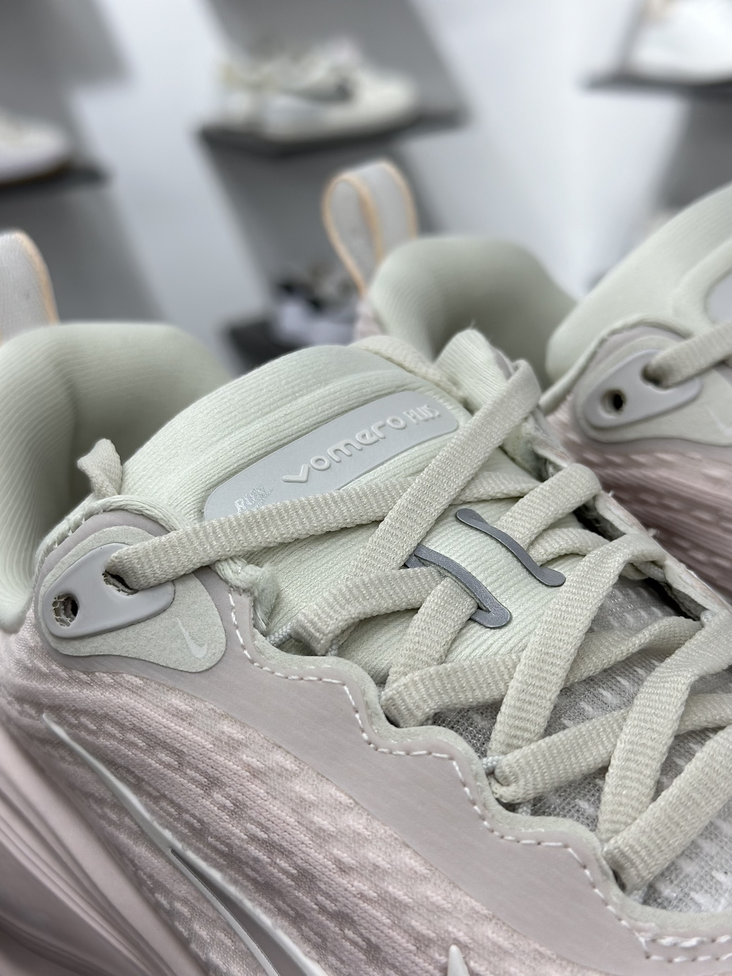 180 Nike VOMERO PLUS RUN 耐克 舒适减震防滑 低帮跑步鞋 HV8154-603