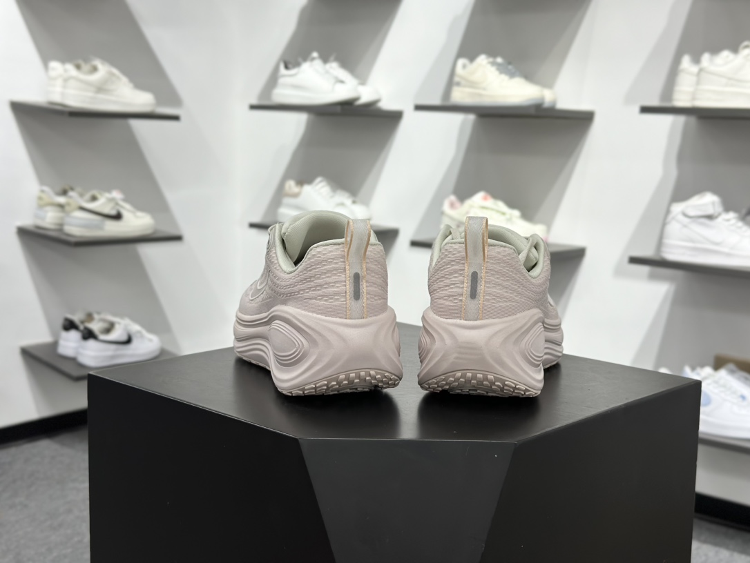 180 Nike VOMERO PLUS RUN 耐克 舒适减震防滑 低帮跑步鞋 HV8154-603