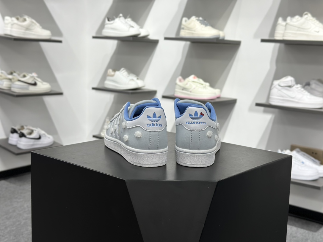 140 凯蒂猫《Hello Kitty》 x Adidas Originals Superstar J”Embroidered Clouds”经典贝壳头系列低帮百搭休闲运动板鞋W“皮革浅蓝白云抓绒凯蒂猫” IF7021