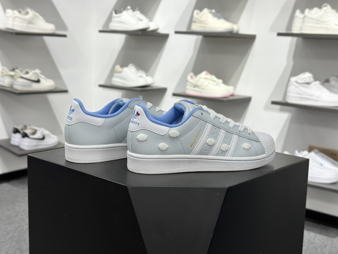 140 凯蒂猫《Hello Kitty》 x Adidas Originals Superstar J”Embroidered Clouds”经典贝壳头系列低帮百搭休闲运动板鞋W“皮革浅蓝白云抓绒凯蒂猫” IF7021