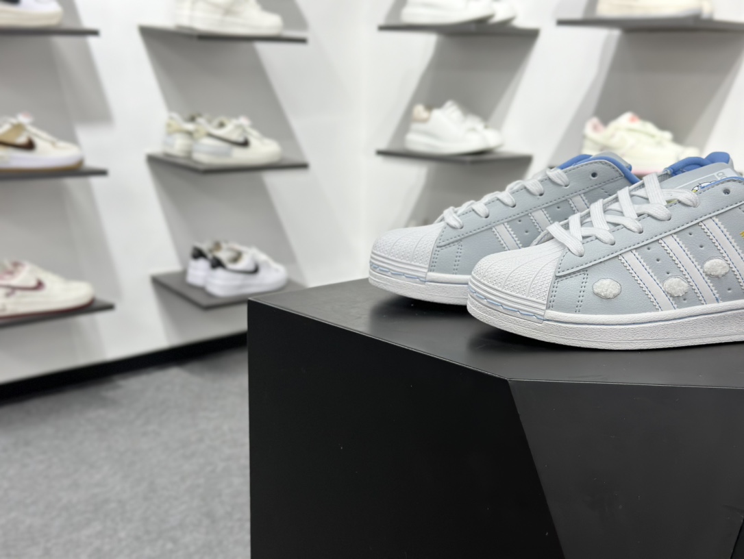 140 凯蒂猫《Hello Kitty》 x Adidas Originals Superstar J”Embroidered Clouds”经典贝壳头系列低帮百搭休闲运动板鞋W“皮革浅蓝白云抓绒凯蒂猫” IF7021