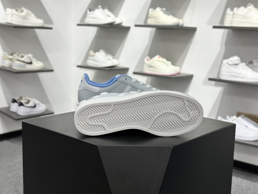 140 凯蒂猫《Hello Kitty》 x Adidas Originals Superstar J”Embroidered Clouds”经典贝壳头系列低帮百搭休闲运动板鞋W“皮革浅蓝白云抓绒凯蒂猫” IF7021