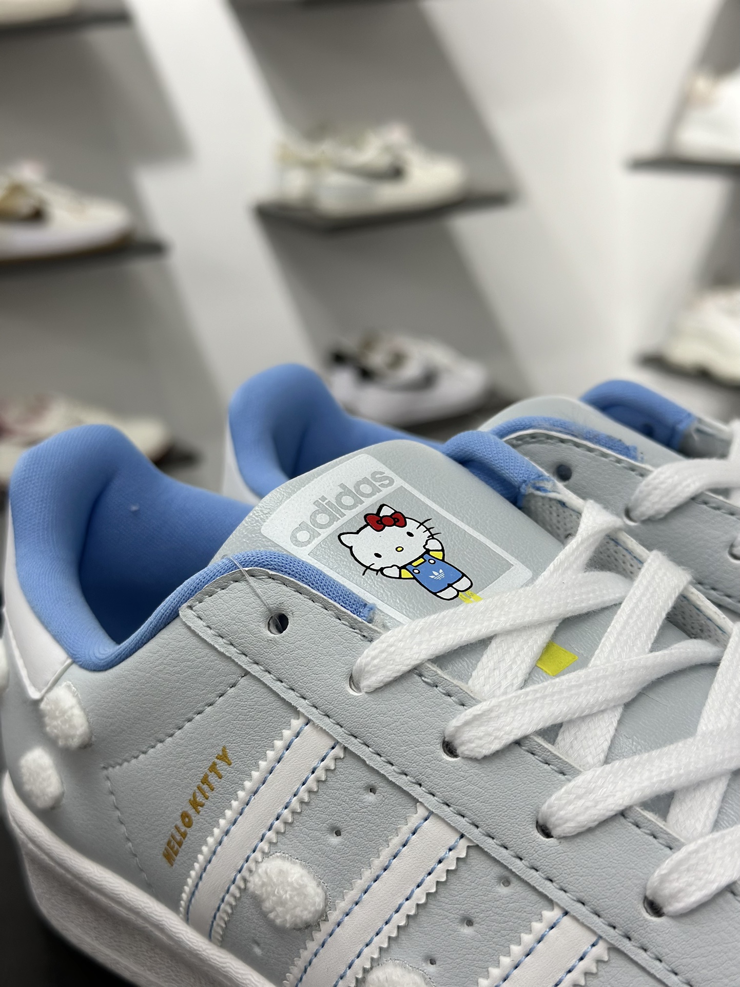 140 凯蒂猫《Hello Kitty》 x Adidas Originals Superstar J”Embroidered Clouds”经典贝壳头系列低帮百搭休闲运动板鞋W“皮革浅蓝白云抓绒凯蒂猫” IF7021