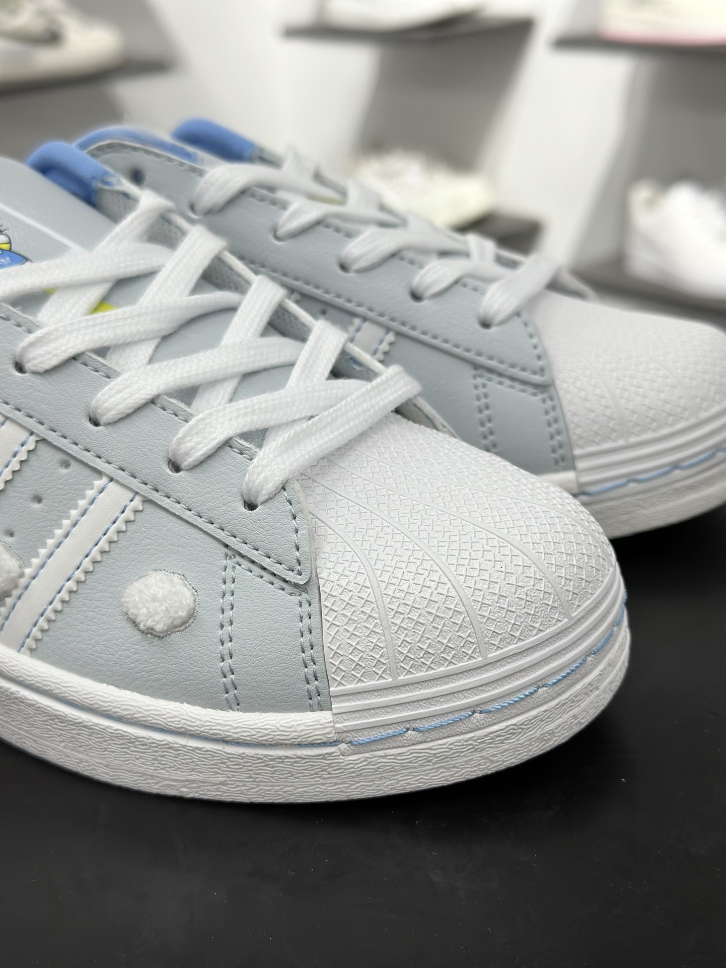 140 凯蒂猫《Hello Kitty》 x Adidas Originals Superstar J”Embroidered Clouds”经典贝壳头系列低帮百搭休闲运动板鞋W“皮革浅蓝白云抓绒凯蒂猫” IF7021