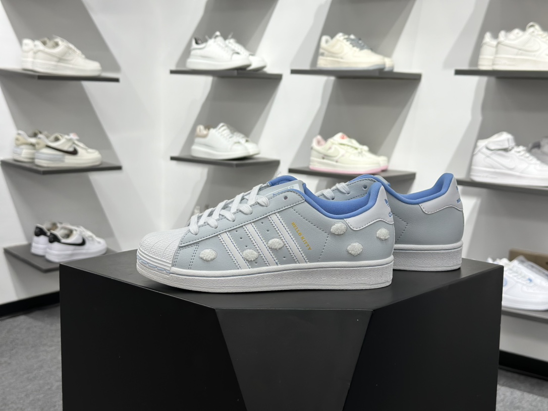140 凯蒂猫《Hello Kitty》 x Adidas Originals Superstar J”Embroidered Clouds”经典贝壳头系列低帮百搭休闲运动板鞋W“皮革浅蓝白云抓绒凯蒂猫” IF7021