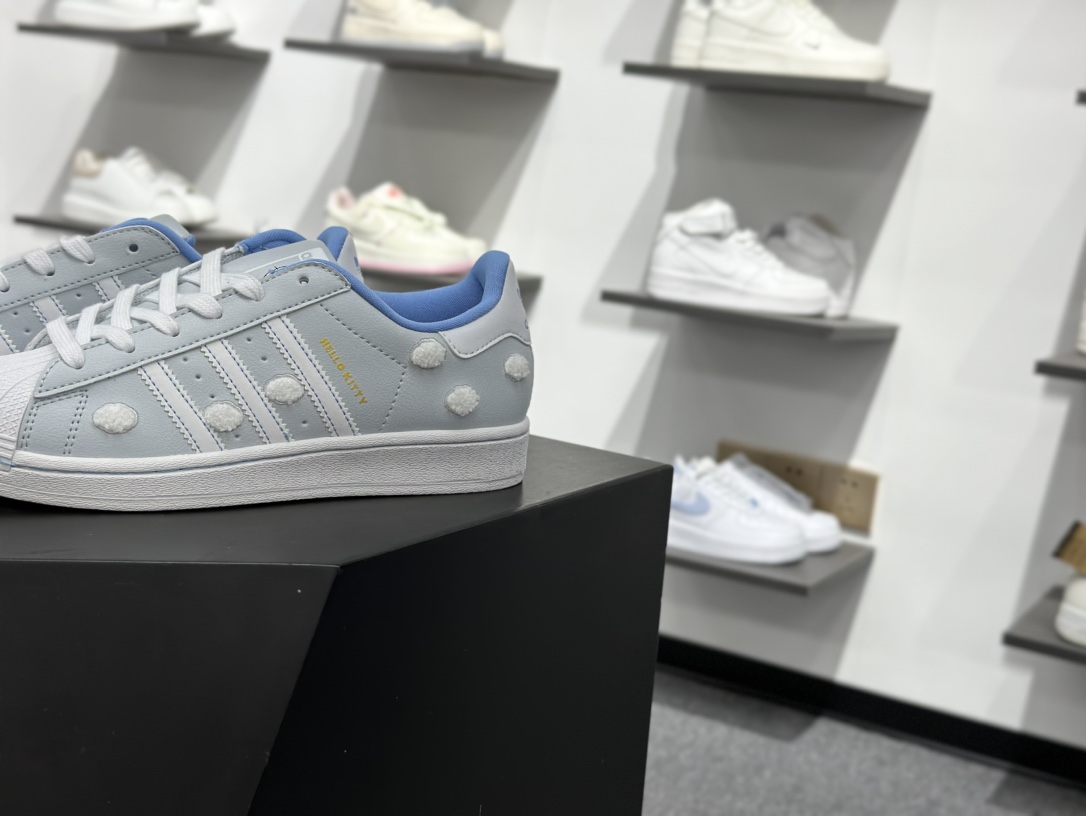 140 凯蒂猫《Hello Kitty》 x Adidas Originals Superstar J”Embroidered Clouds”经典贝壳头系列低帮百搭休闲运动板鞋W“皮革浅蓝白云抓绒凯蒂猫” IF7021
