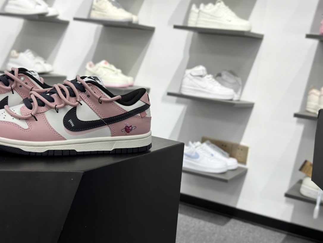 280 Nike SB Dunk Low 情人节黑粉 解构绑带 PB0510-055