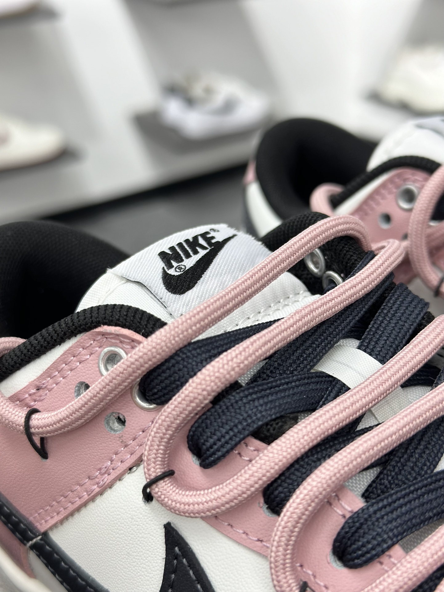 280 Nike SB Dunk Low 情人节黑粉 解构绑带 PB0510-055