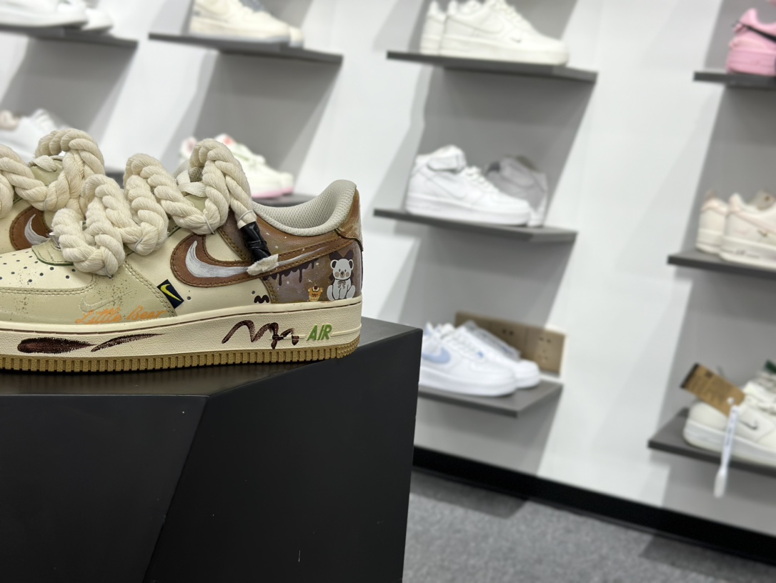 260 手绘涂鸦“奶咖小熊”Nike Air Force 1 “Milk coffee bear”空军一号定制板鞋 XL2321-666