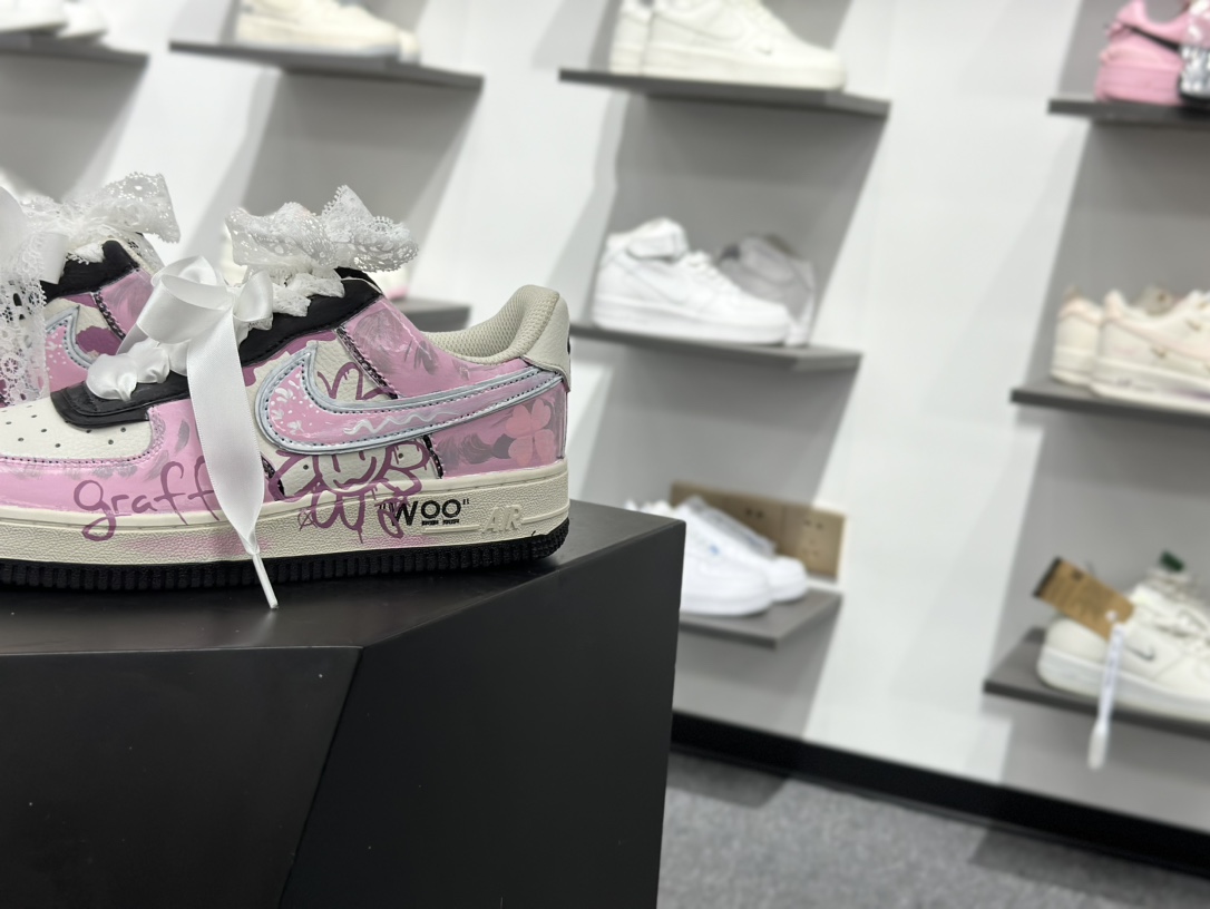 260 手绘涂鸦“甜酷粉调”Nike Air Force 1 “Sweet Cool Powder Recipe”空军一号定制板鞋 ZG8800-811-Chinese UA Cheap High Quatity Brand Clothes Bags handbags Sneakers wholesale wholesaler seller from China Factory suppliers Fashion Clothing Shoes best Quality Beautiful Price 260 手绘涂鸦“甜酷粉调”Nike Air Force 1 “Sweet Cool Powder Recipe”空军一号定制板鞋 ZG8800-811