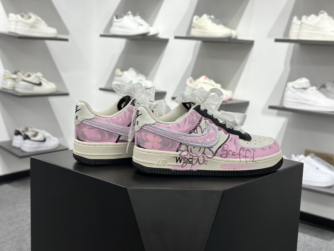 260 手绘涂鸦“甜酷粉调”Nike Air Force 1 “Sweet Cool Powder Recipe”空军一号定制板鞋 ZG8800-811-Chinese UA Cheap High Quatity Brand Clothes Bags handbags Sneakers wholesale wholesaler seller from China Factory suppliers Fashion Clothing Shoes best Quality Beautiful Price 260 手绘涂鸦“甜酷粉调”Nike Air Force 1 “Sweet Cool Powder Recipe”空军一号定制板鞋 ZG8800-811