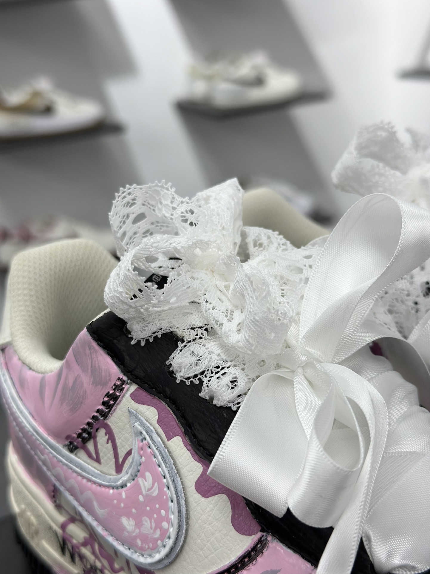 260 手绘涂鸦“甜酷粉调”Nike Air Force 1 “Sweet Cool Powder Recipe”空军一号定制板鞋 ZG8800-811-Chinese UA Cheap High Quatity Brand Clothes Bags handbags Sneakers wholesale wholesaler seller from China Factory suppliers Fashion Clothing Shoes best Quality Beautiful Price 260 手绘涂鸦“甜酷粉调”Nike Air Force 1 “Sweet Cool Powder Recipe”空军一号定制板鞋 ZG8800-811