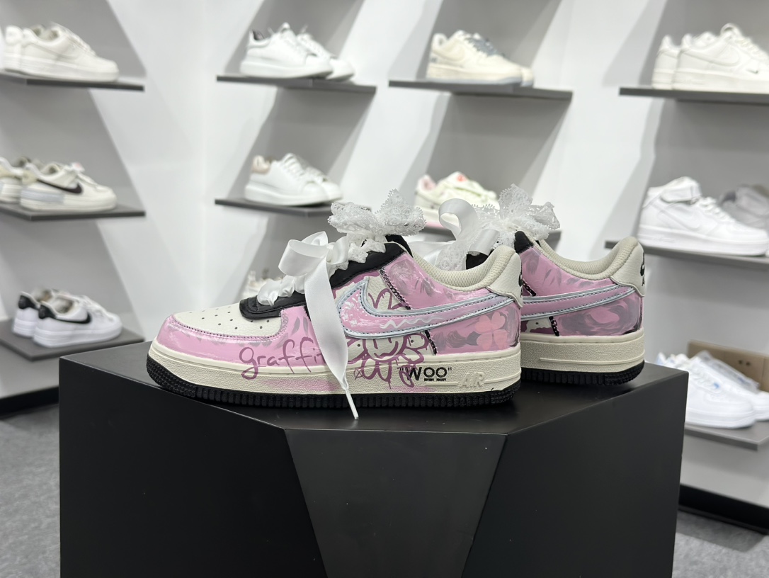 260 手绘涂鸦“甜酷粉调”Nike Air Force 1 “Sweet Cool Powder Recipe”空军一号定制板鞋 ZG8800-811-Chinese UA Cheap High Quatity Brand Clothes Bags handbags Sneakers wholesale wholesaler seller from China Factory suppliers Fashion Clothing Shoes best Quality Beautiful Price 260 手绘涂鸦“甜酷粉调”Nike Air Force 1 “Sweet Cool Powder Recipe”空军一号定制板鞋 ZG8800-811