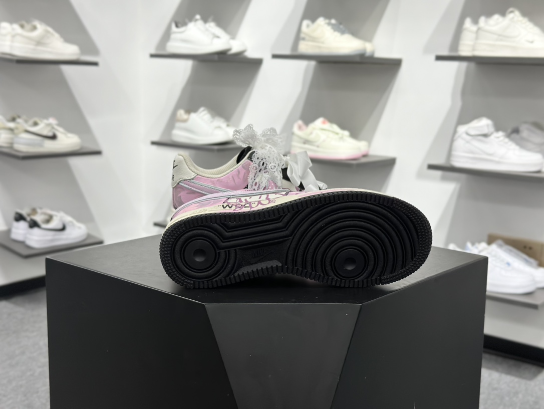 260 手绘涂鸦“甜酷粉调”Nike Air Force 1 “Sweet Cool Powder Recipe”空军一号定制板鞋 ZG8800-811-Chinese UA Cheap High Quatity Brand Clothes Bags handbags Sneakers wholesale wholesaler seller from China Factory suppliers Fashion Clothing Shoes best Quality Beautiful Price 260 手绘涂鸦“甜酷粉调”Nike Air Force 1 “Sweet Cool Powder Recipe”空军一号定制板鞋 ZG8800-811