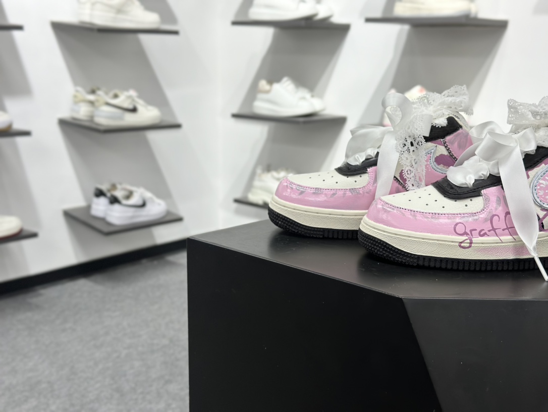 260 手绘涂鸦“甜酷粉调”Nike Air Force 1 “Sweet Cool Powder Recipe”空军一号定制板鞋 ZG8800-811-Chinese UA Cheap High Quatity Brand Clothes Bags handbags Sneakers wholesale wholesaler seller from China Factory suppliers Fashion Clothing Shoes best Quality Beautiful Price 260 手绘涂鸦“甜酷粉调”Nike Air Force 1 “Sweet Cool Powder Recipe”空军一号定制板鞋 ZG8800-811