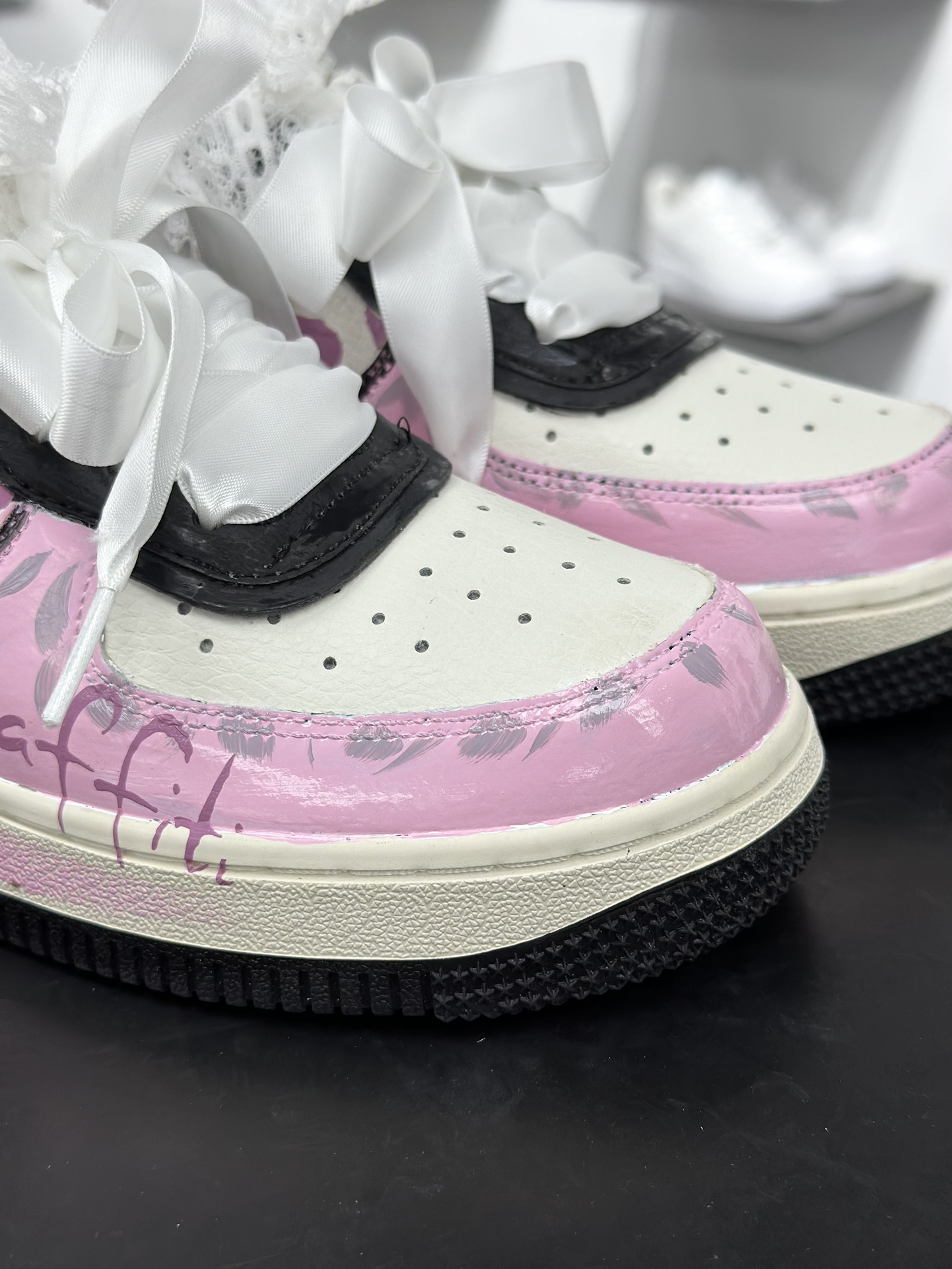 260 手绘涂鸦“甜酷粉调”Nike Air Force 1 “Sweet Cool Powder Recipe”空军一号定制板鞋 ZG8800-811-Chinese UA Cheap High Quatity Brand Clothes Bags handbags Sneakers wholesale wholesaler seller from China Factory suppliers Fashion Clothing Shoes best Quality Beautiful Price 260 手绘涂鸦“甜酷粉调”Nike Air Force 1 “Sweet Cool Powder Recipe”空军一号定制板鞋 ZG8800-811