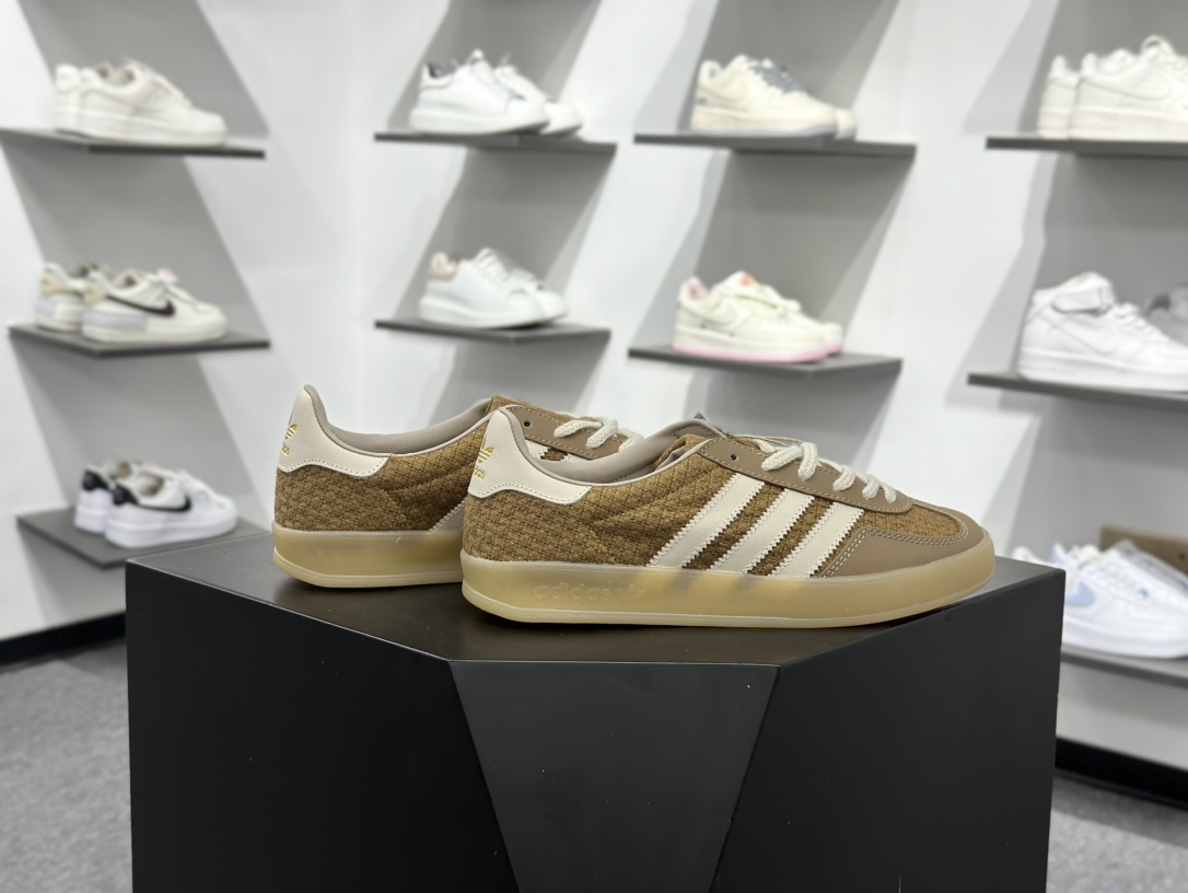 160 AD Gazelle Indoor Trainers 羚羊内训系列低帮复古百搭休闲运动德训风板鞋 JR8851