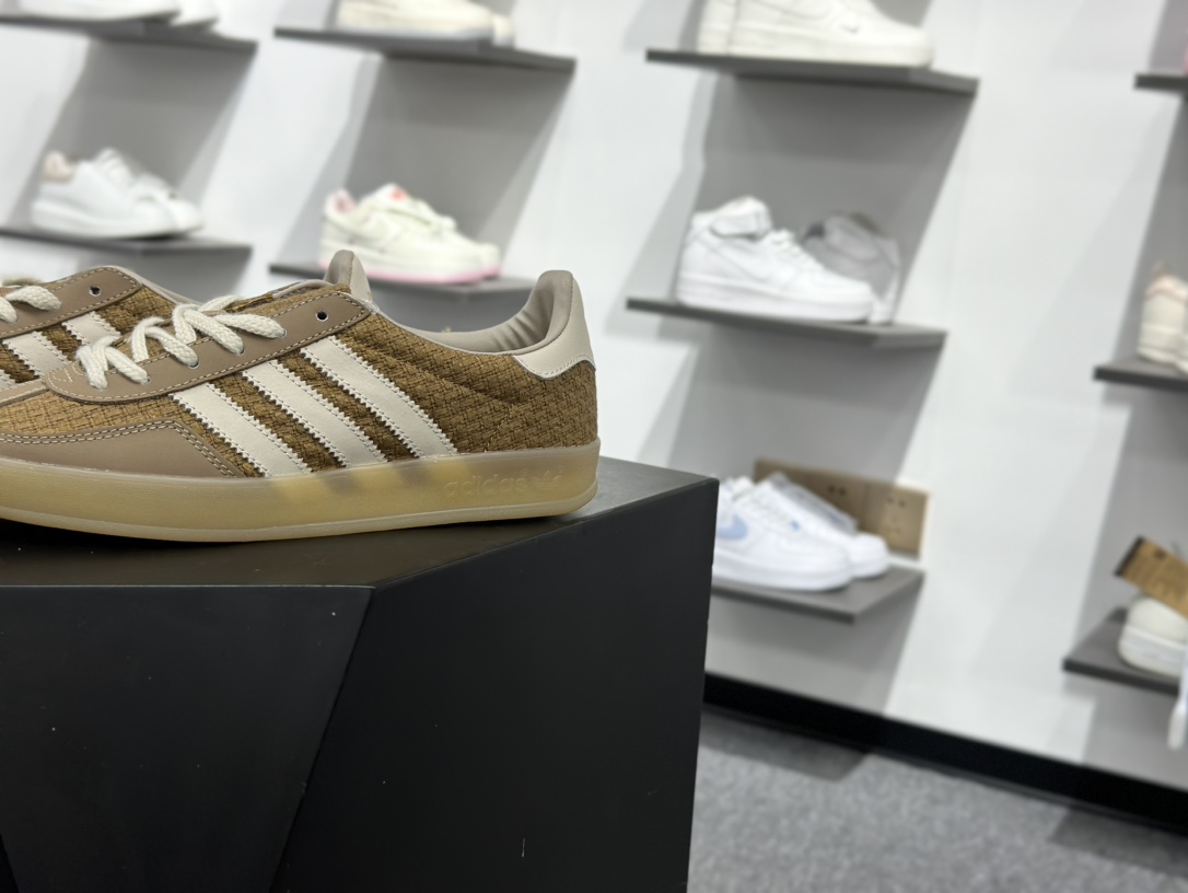 160 AD Gazelle Indoor Trainers 羚羊内训系列低帮复古百搭休闲运动德训风板鞋 JR8851