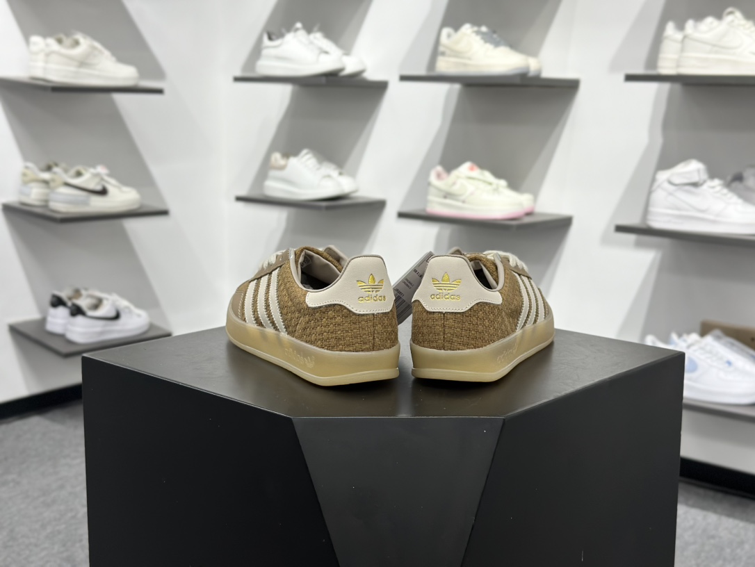 160 AD Gazelle Indoor Trainers 羚羊内训系列低帮复古百搭休闲运动德训风板鞋 JR8851