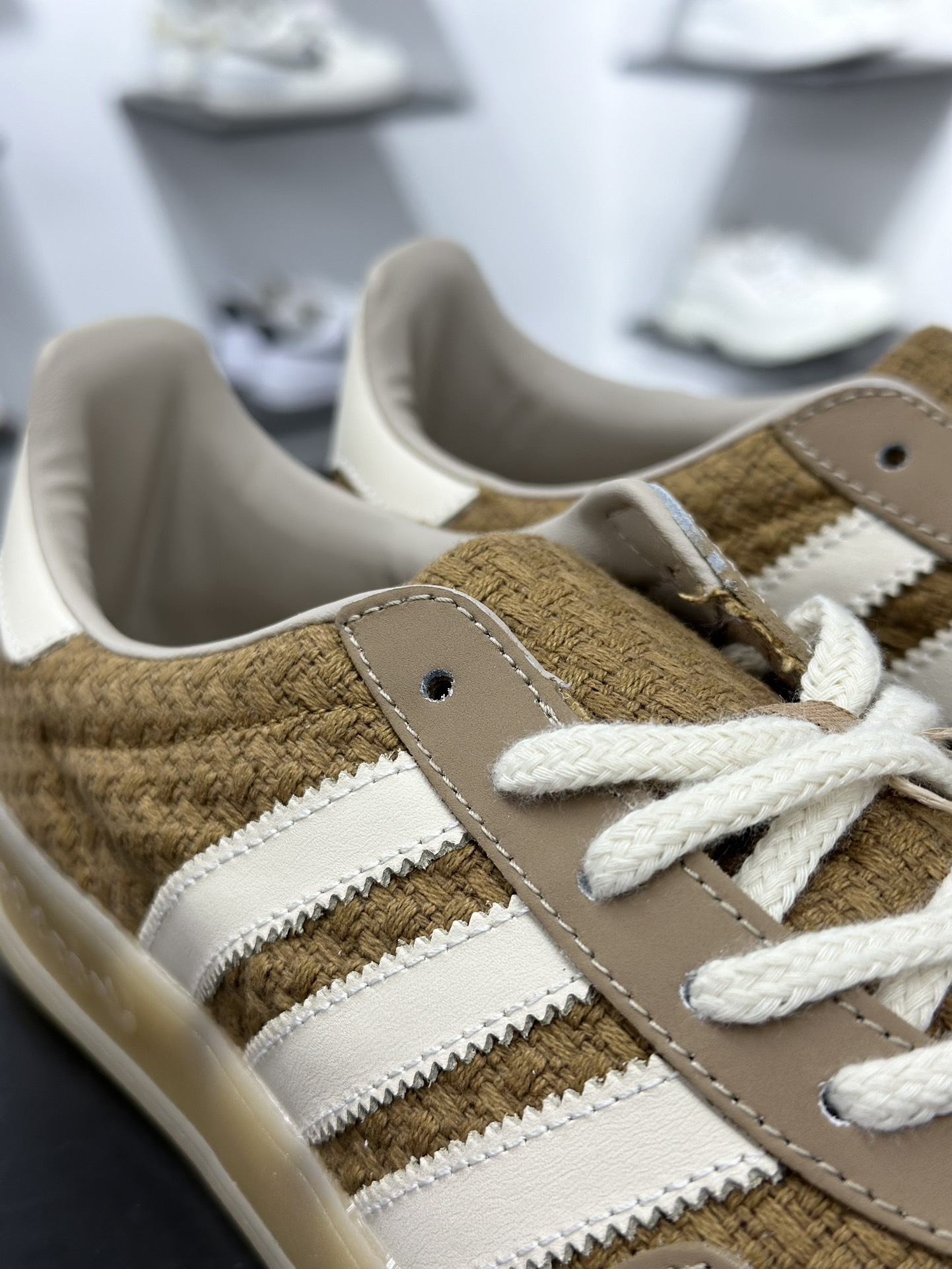 160 AD Gazelle Indoor Trainers 羚羊内训系列低帮复古百搭休闲运动德训风板鞋 JR8851