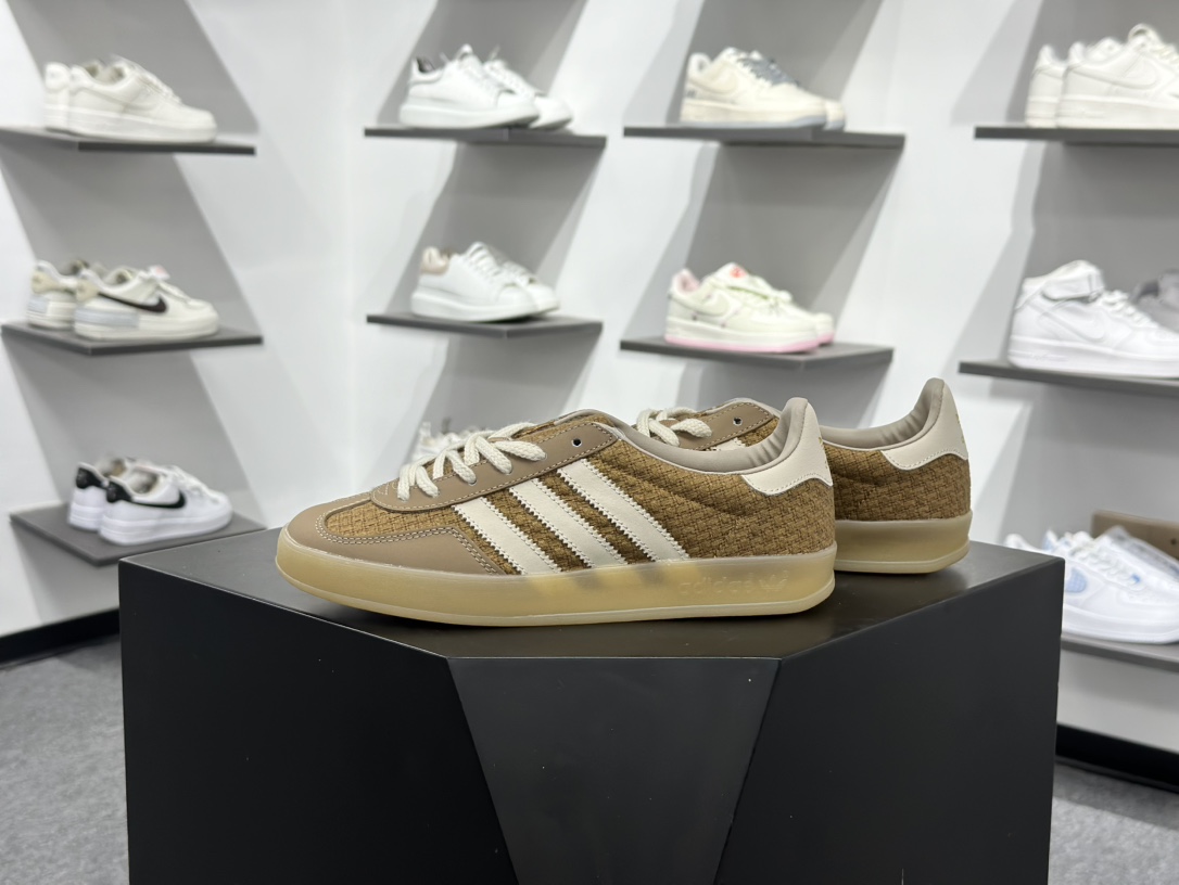 160 AD Gazelle Indoor Trainers 羚羊内训系列低帮复古百搭休闲运动德训风板鞋 JR8851