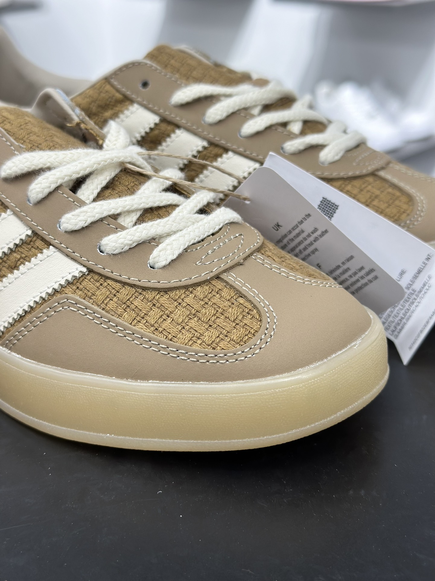 160 AD Gazelle Indoor Trainers 羚羊内训系列低帮复古百搭休闲运动德训风板鞋 JR8851