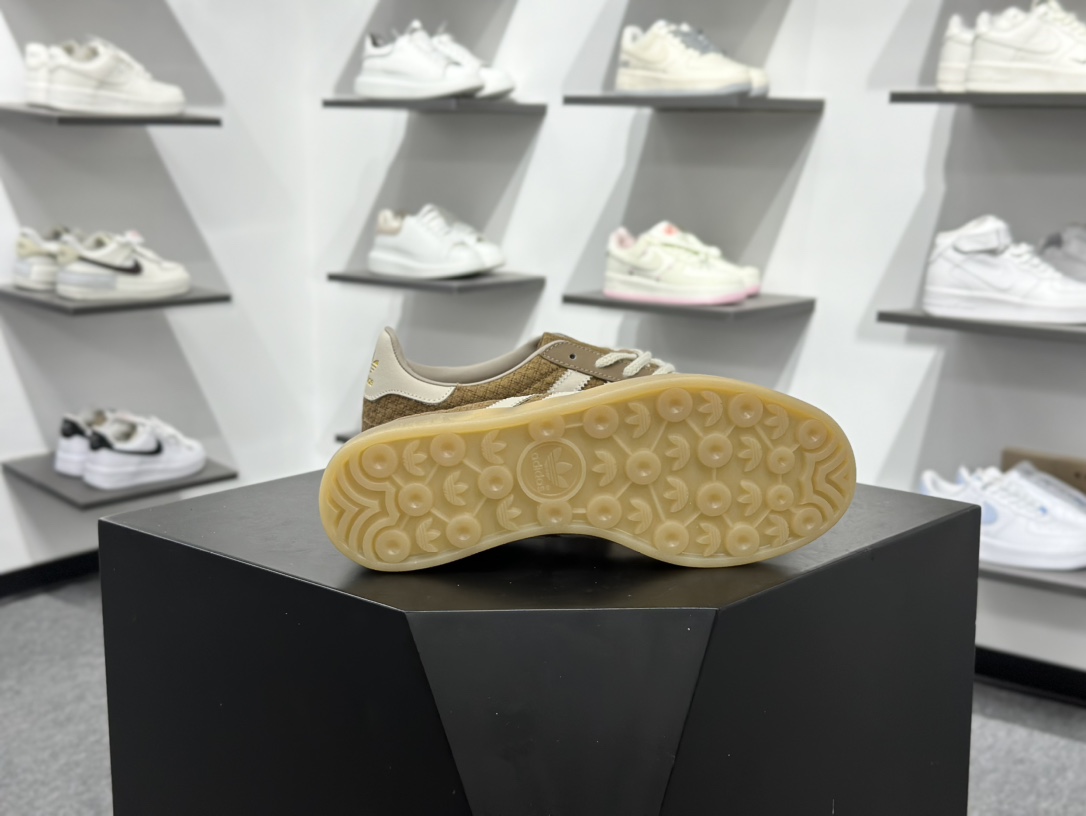 160 AD Gazelle Indoor Trainers 羚羊内训系列低帮复古百搭休闲运动德训风板鞋 JR8851