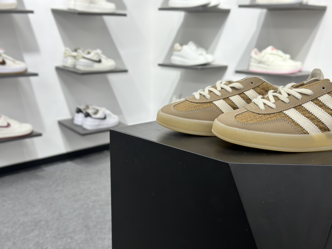 160 AD Gazelle Indoor Trainers 羚羊内训系列低帮复古百搭休闲运动德训风板鞋 JR8851