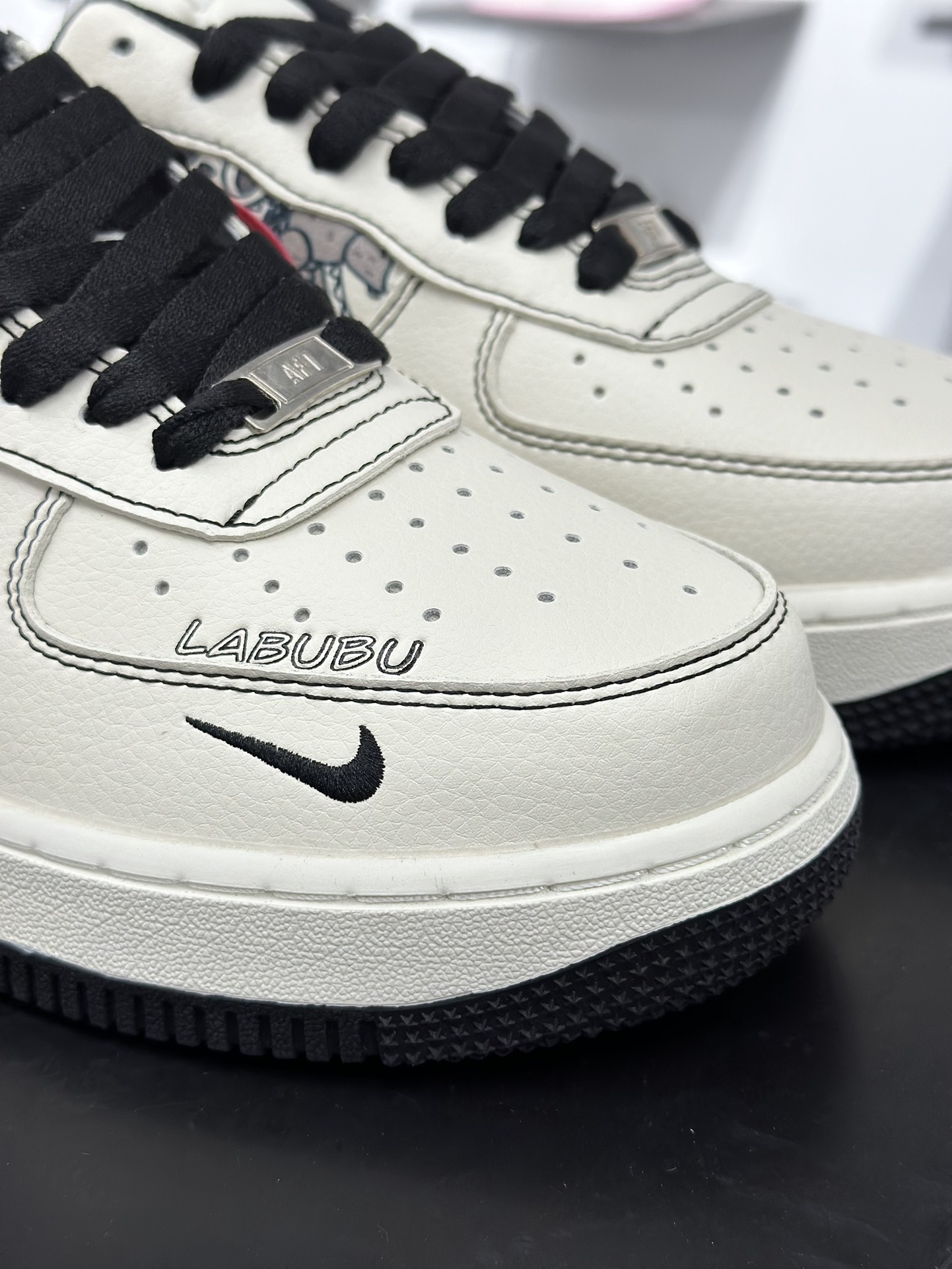260 Air Force 1 ‘07 Low 拉布布涂鸦米黑红 HQ1688-001