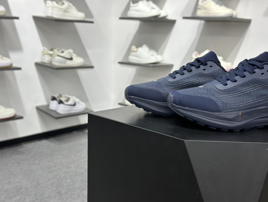 180 ALO alo yoga Alo Runner 深蓝 舒适百搭透气低帮跑步鞋