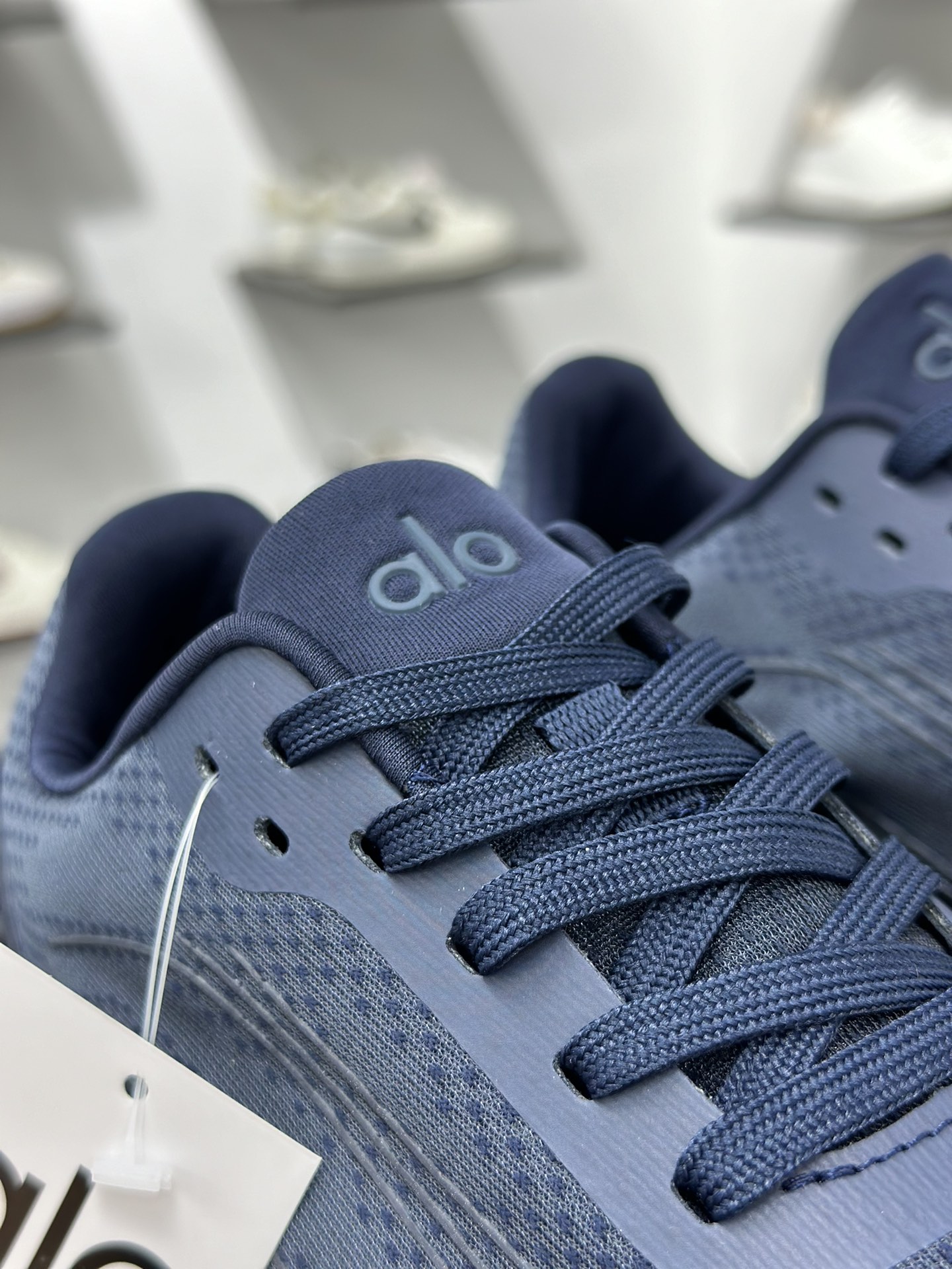 180 ALO alo yoga Alo Runner 深蓝 舒适百搭透气低帮跑步鞋