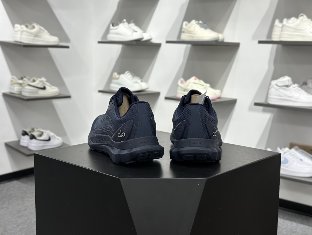 180 ALO alo yoga Alo Runner 深蓝 舒适百搭透气低帮跑步鞋