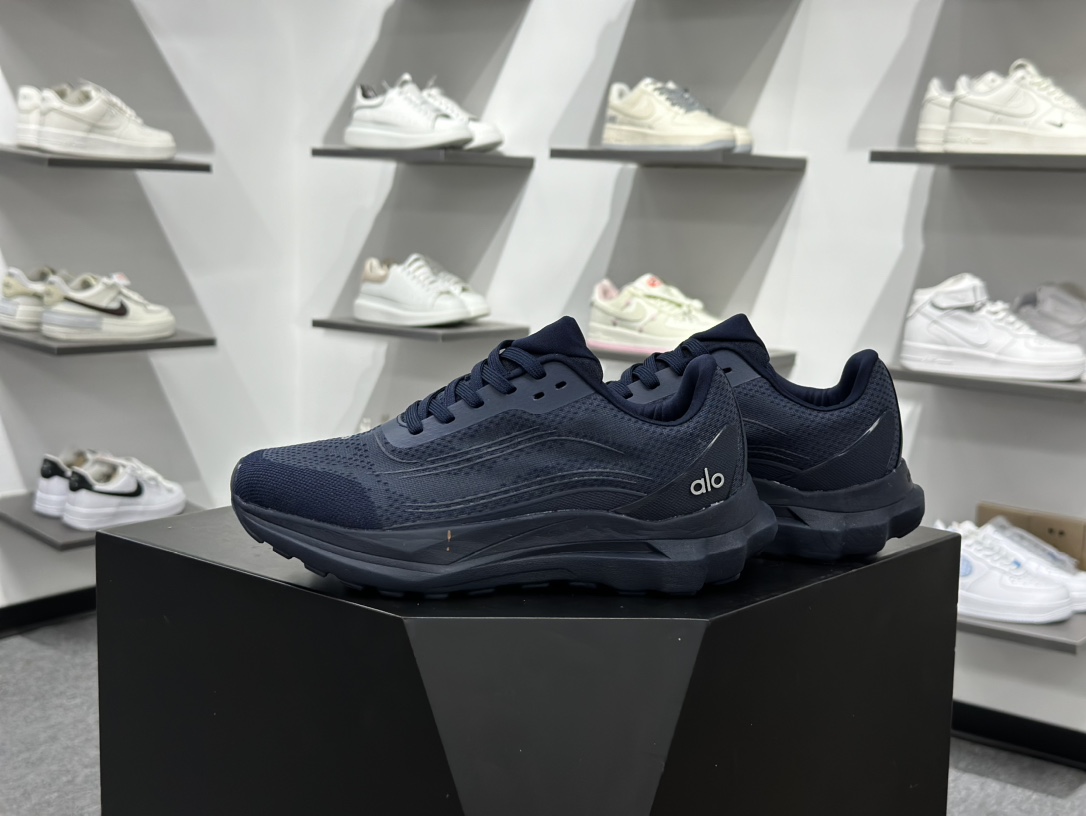 180 ALO alo yoga Alo Runner 深蓝 舒适百搭透气低帮跑步鞋