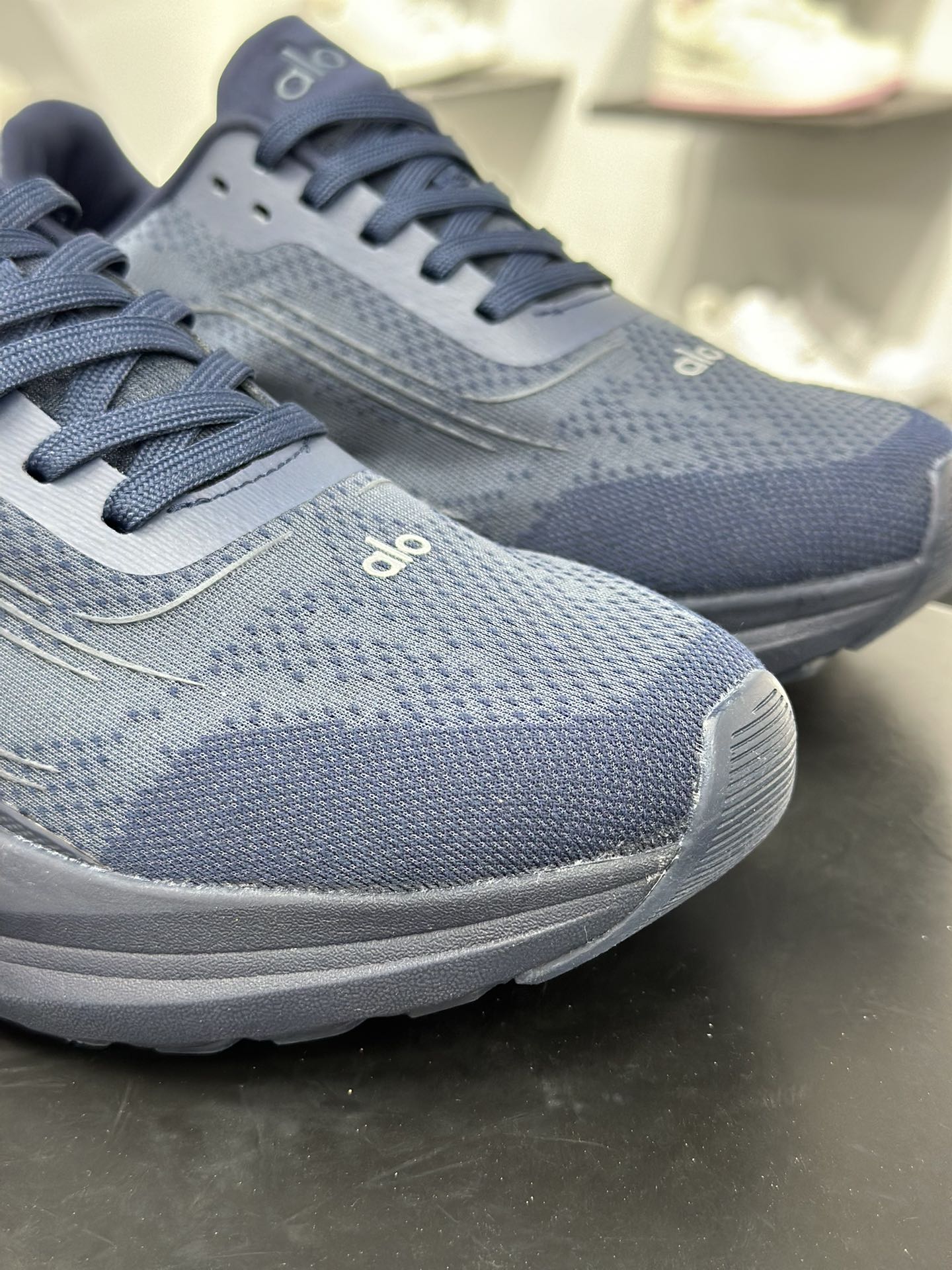 180 ALO alo yoga Alo Runner 深蓝 舒适百搭透气低帮跑步鞋