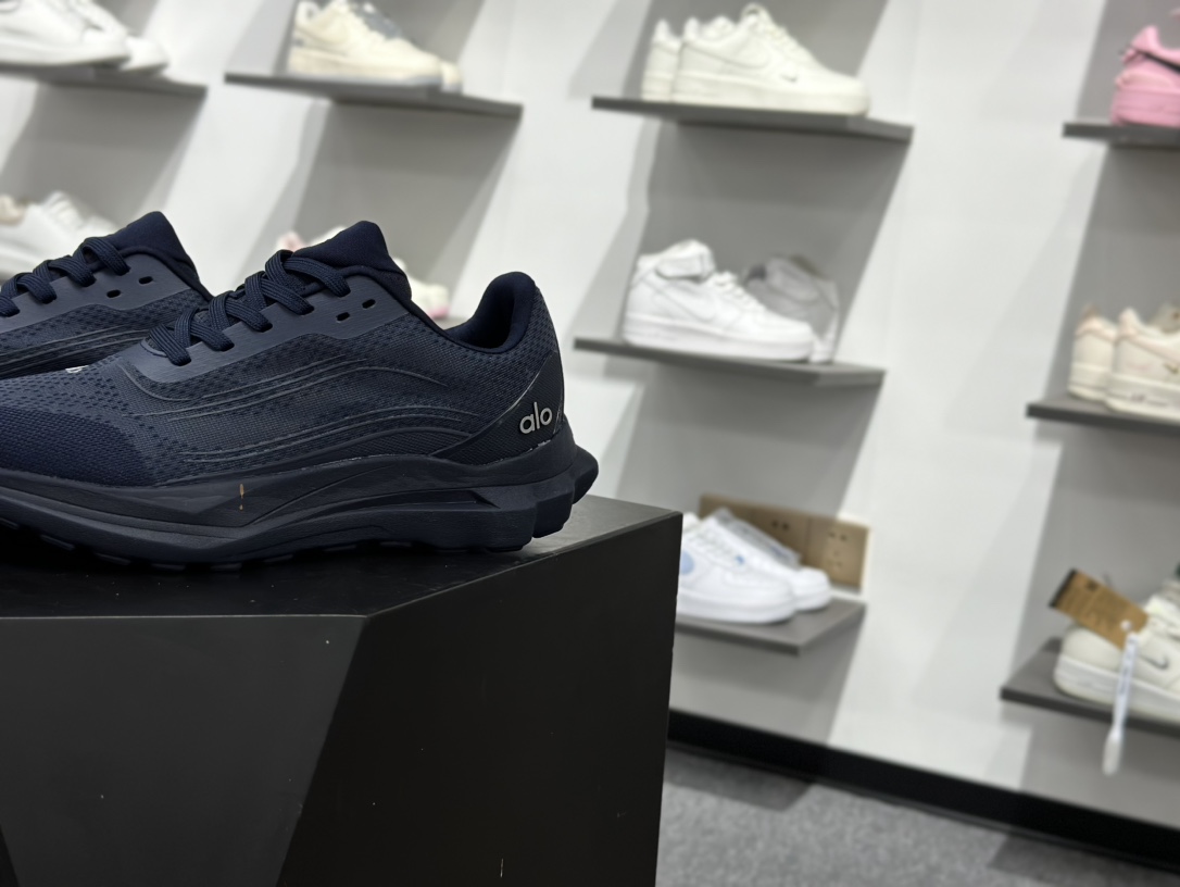 180 ALO alo yoga Alo Runner 深蓝 舒适百搭透气低帮跑步鞋