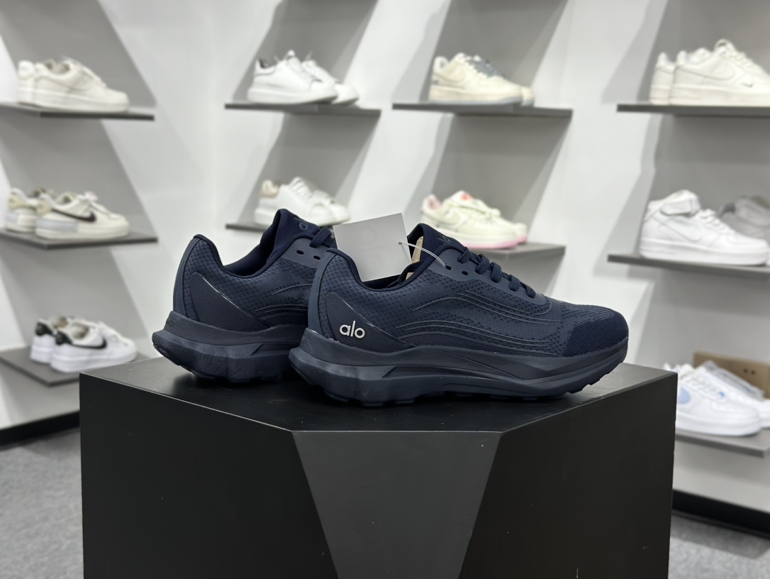 180 ALO alo yoga Alo Runner 深蓝 舒适百搭透气低帮跑步鞋