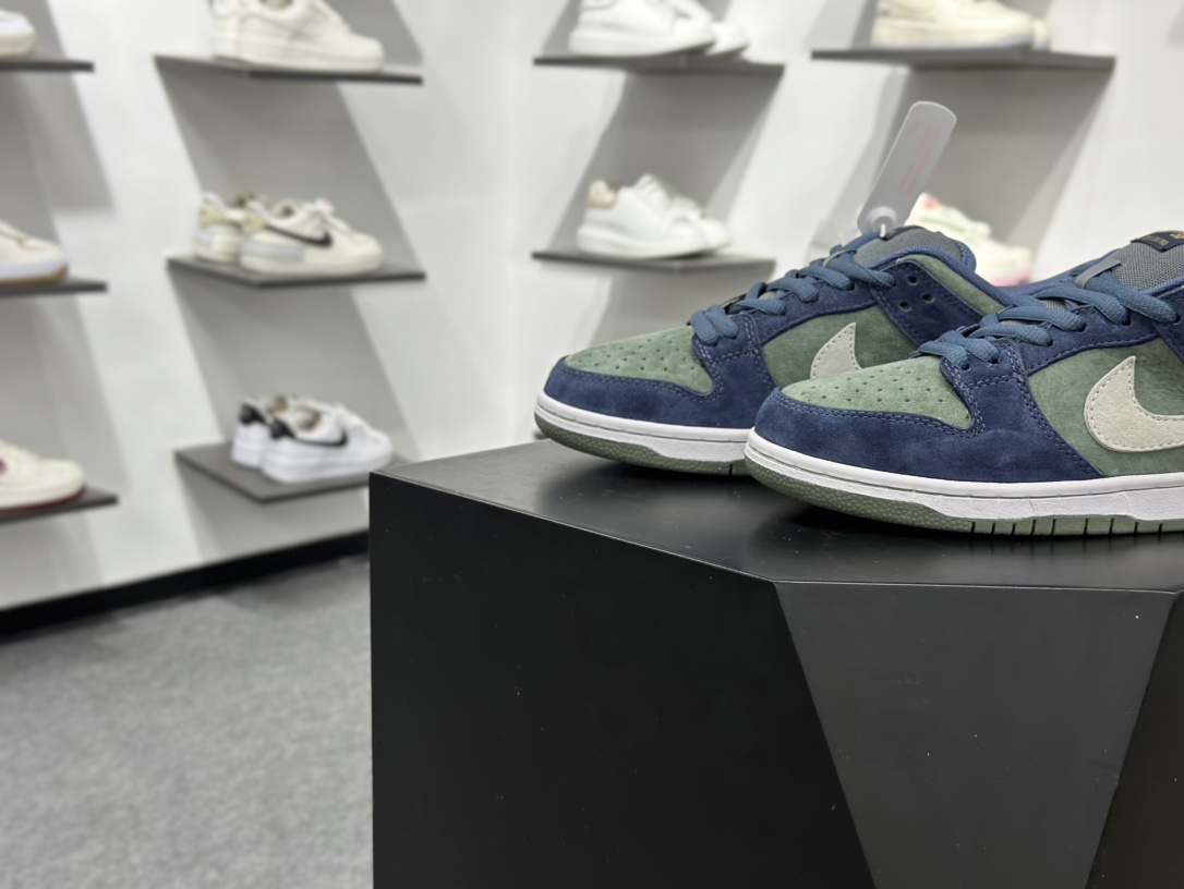 200 Nike SB Dunk Low HF3063-002