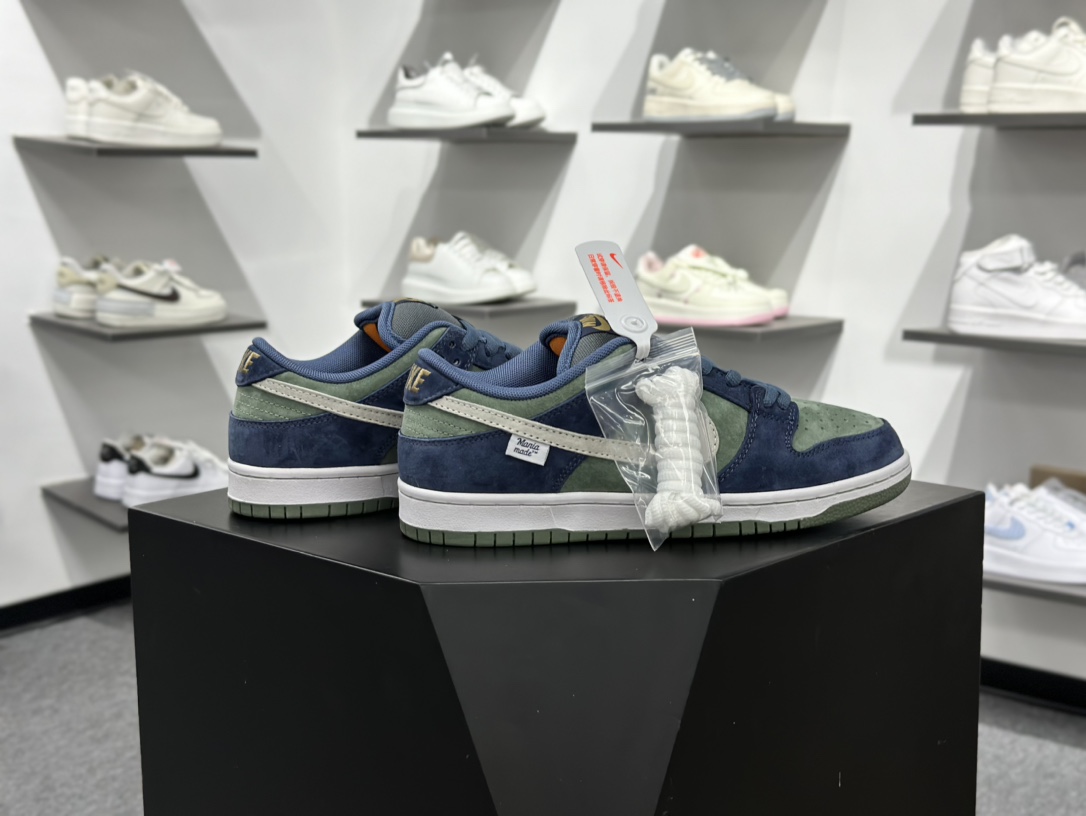 200 Nike SB Dunk Low HF3063-002