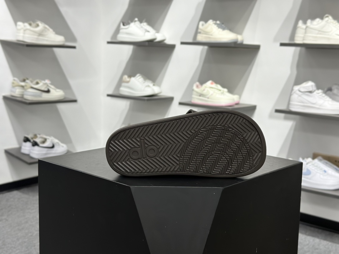 110 Alo Yoga Unisex It Slide 舒适百搭 防滑防磨一字拖鞋 尺码：36-45 编码：cc45865