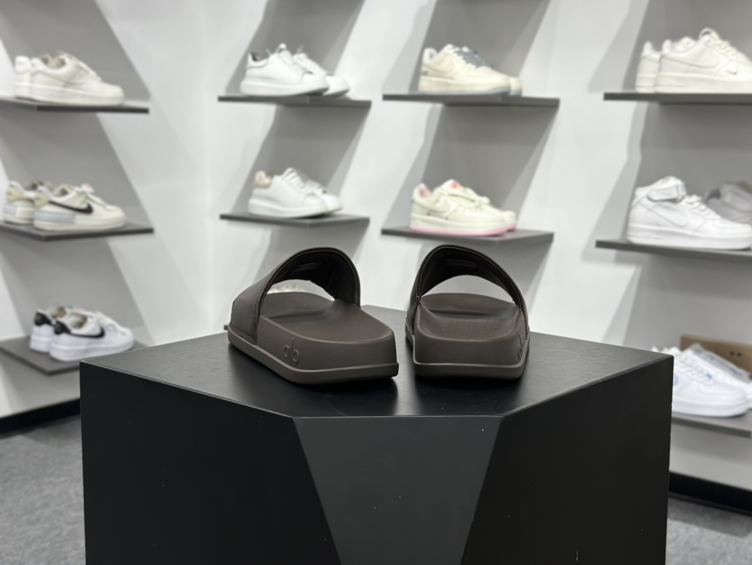 110 Alo Yoga Unisex It Slide 舒适百搭 防滑防磨一字拖鞋 尺码：36-45 编码：cc45865