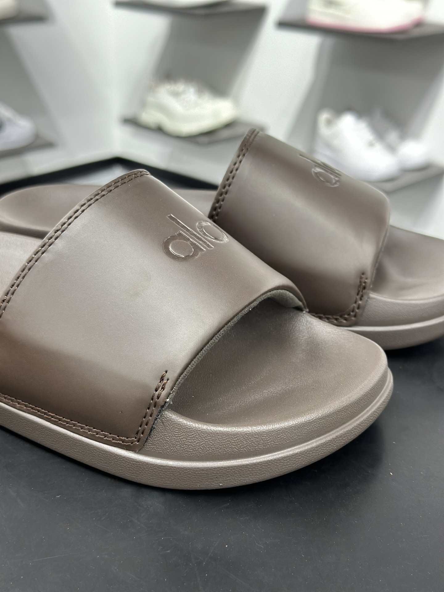 110 Alo Yoga Unisex It Slide 舒适百搭 防滑防磨一字拖鞋 尺码：36-45 编码：cc45865