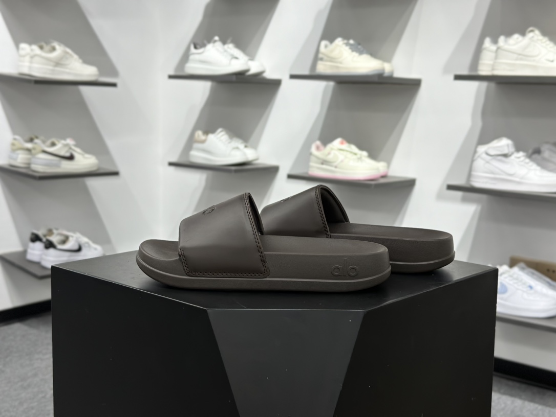 110 Alo Yoga Unisex It Slide 舒适百搭 防滑防磨一字拖鞋 尺码：36-45 编码：cc45865