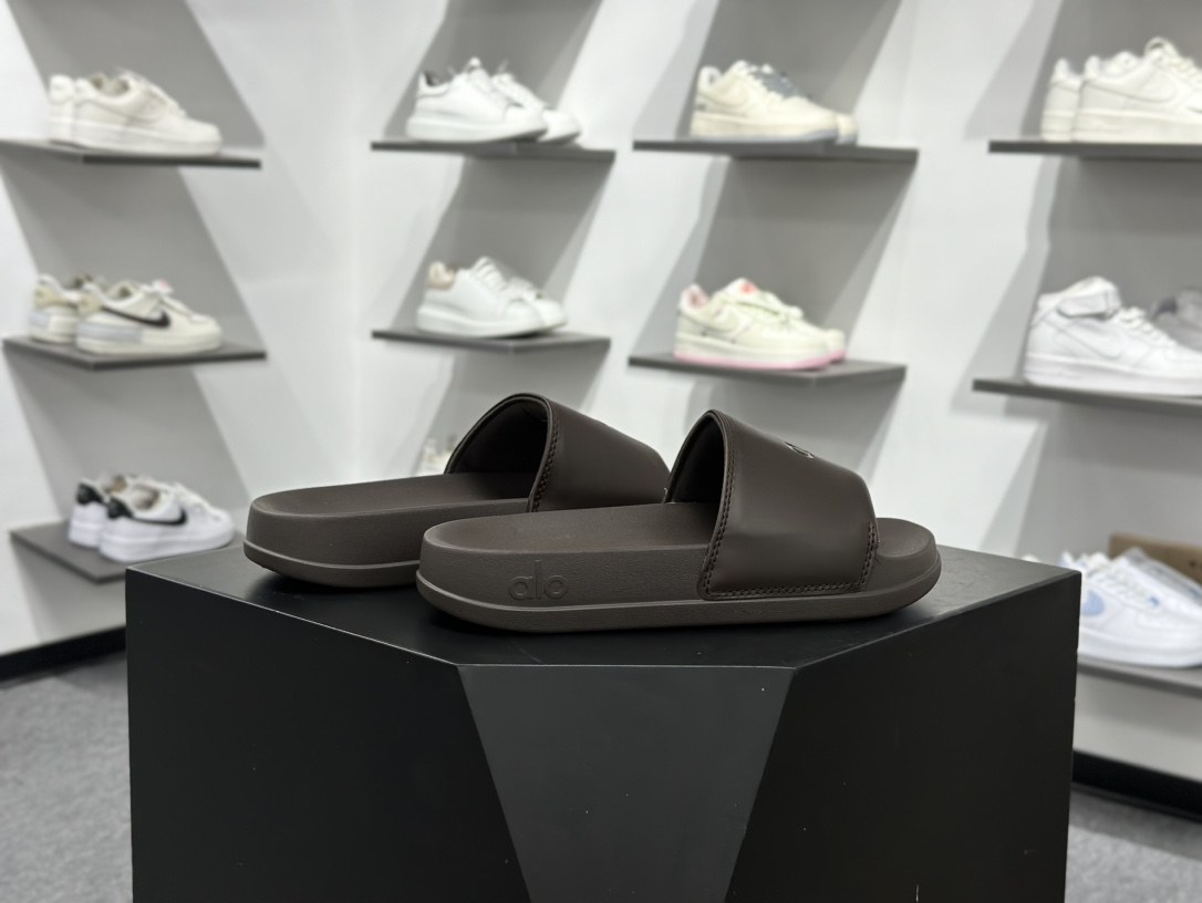 110 Alo Yoga Unisex It Slide 舒适百搭 防滑防磨一字拖鞋 尺码：36-45 编码：cc45865